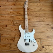 YAMAHA PACIFICA electric guitar Sonic pink body, case included