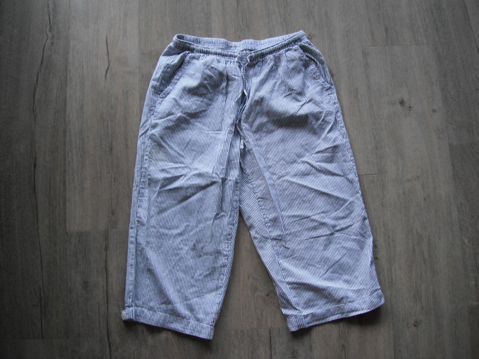 Karen Scott Petite Capris Size Small Blue and White