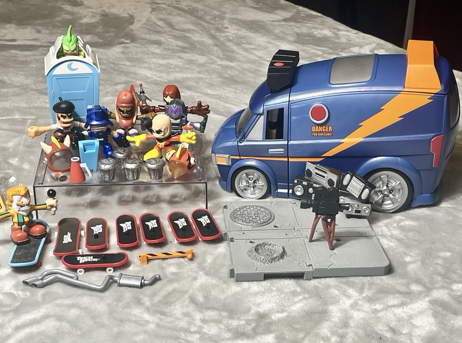 7 FIGURE LOT OF MAGNETIC SKATERS ,VAN  And Accessories FOR TECH DECK COLLECOTRS