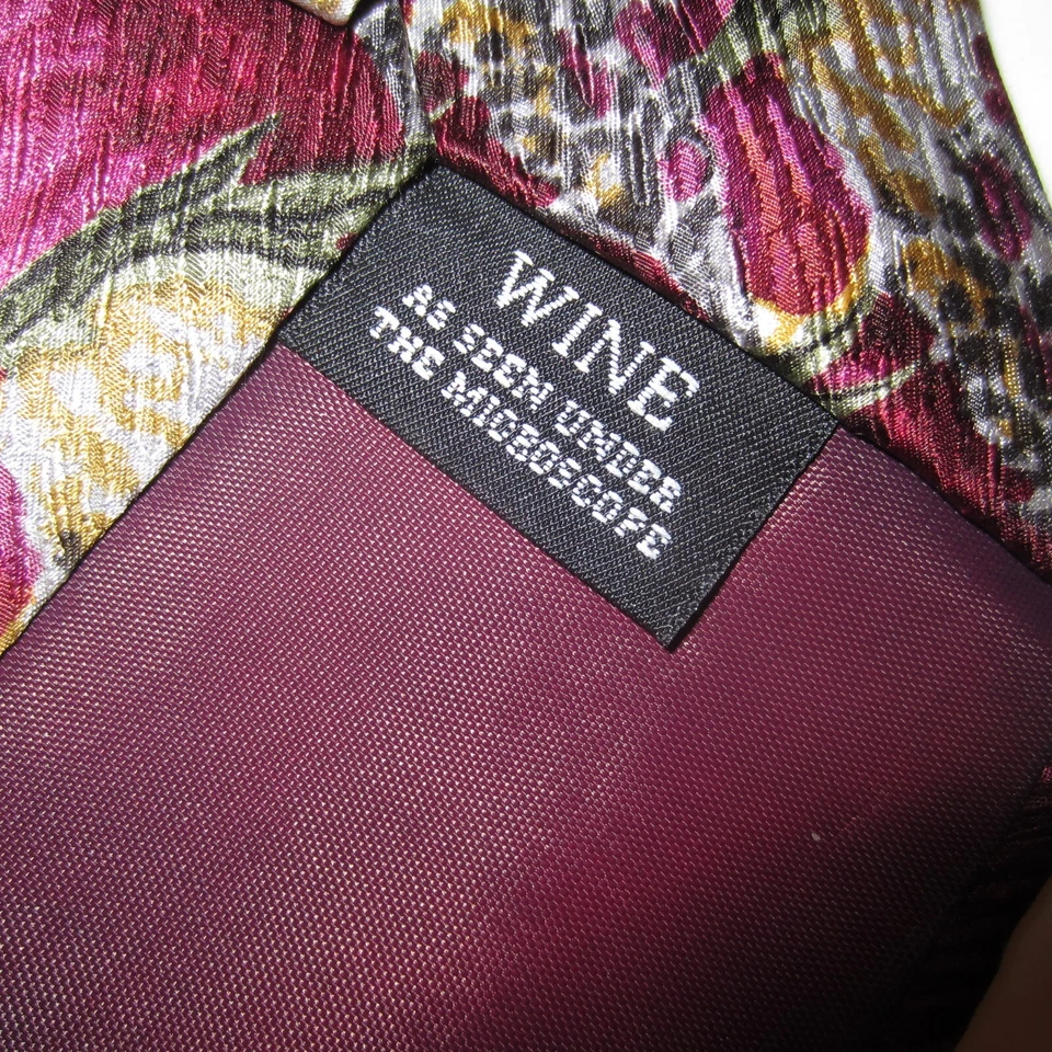 Corbata de seda colección cóctel VINO COMO SE VE BAJO MICRO ALCANCE Foto 4 de 4