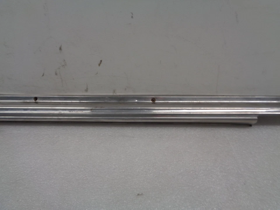 Mercedes 450SL R107 1973-1980 placa de desgaste del umbral de la puerta del pasajero derecho OEM AK250643 Foto 3 de 4