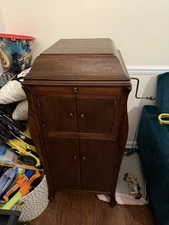 Victor Victrola Antique Phonograph Cabinet Record Player.
