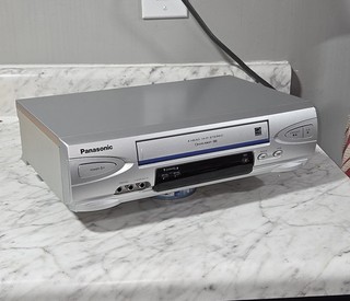Panasonic PV V4524S Lettore di videocassette Argento. no mote :/
