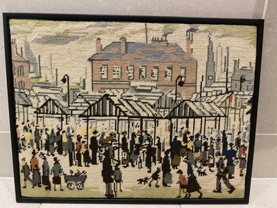 Vintage gerahmter & glasierter Wandteppich Stickerei der L S Lowry Marktszene 053