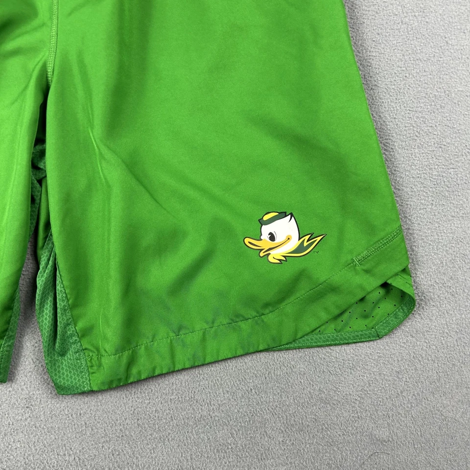 Pantalones Cortos Atléticos Oregon Ducks Para Hombres Grandes Verdes NCAA Baloncesto Nike Dri Fit Foto 3 de 4