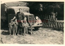 Photo, WW2. Wehrmacht: Soldier on standby posing with children MB 21213
