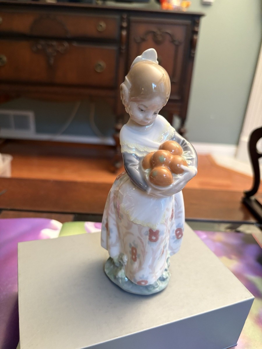 Lladro Valencia Girl w Basket Oranges Fruit 6.75