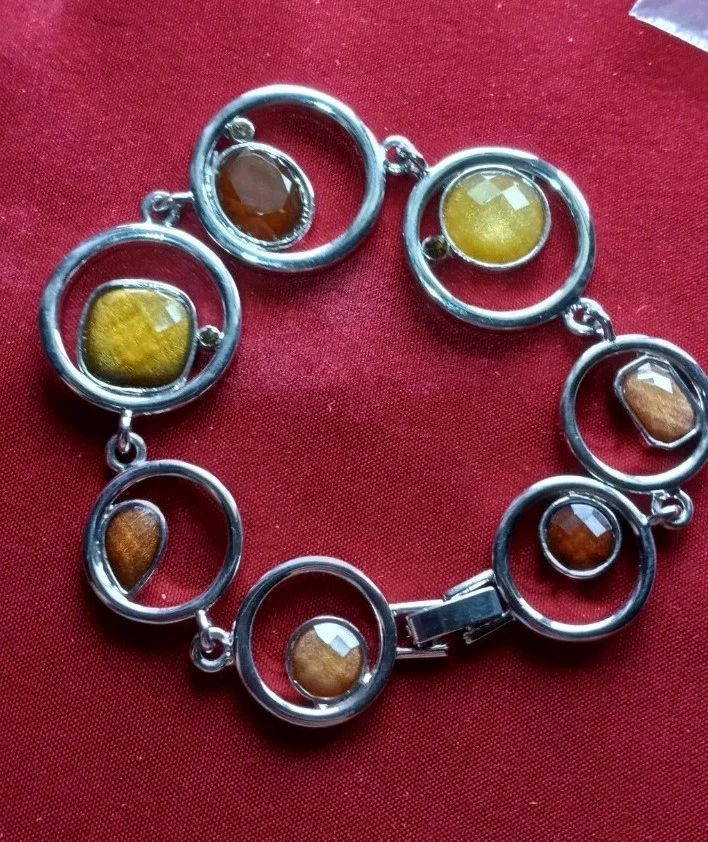 Brazalete de eslabones circulares tono plata Lia Sophia retirado con cristal facetado dorado y marrón Foto 2 de 4