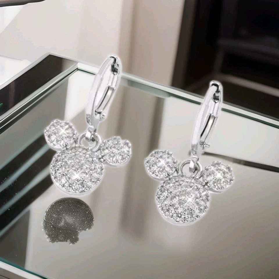 Elegantes Pendientes Mickey Mouse Circonita Cúbica. Aros plateados, pequeños con cierre de palanca. Foto 4 de 4