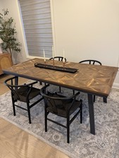 Table à manger en teck et chaises noires en très bon état.