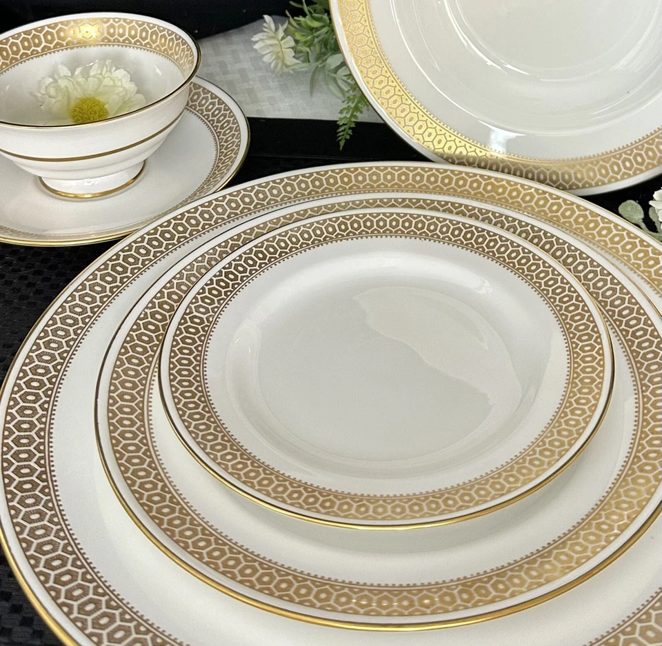 Spode HoneyComb Gold Rimmed Dinner Set - Plates, Bowl, Tea Cup- 6 Piece Set - Image 2 of 4