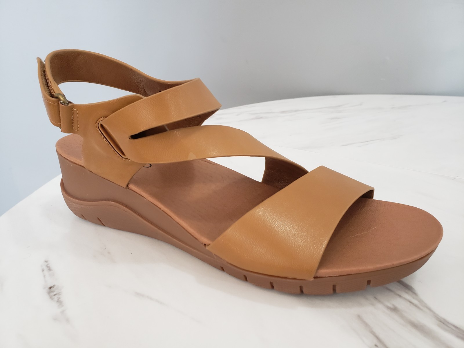 SCUFF MARK ON STRAP! - BARETRAPS Caley BROWN Strappy Sandals Size 8