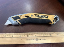 DeWalt Premium Retractable Utility Knife - Easy blade replacement