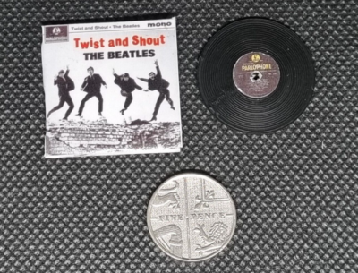 Set Di 3 Vinili Dei Beatles In Scala 1:12 Per Casa Delle Bambole - Miniature