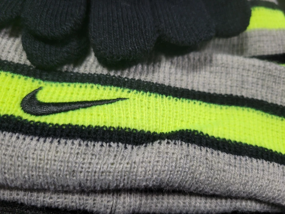 NIKE Niños Jóvenes 8/20 2 Piezas Plegable Futura Gorro Sombrero Guantes Conjunto Gris Voltio Foto 4 de 4