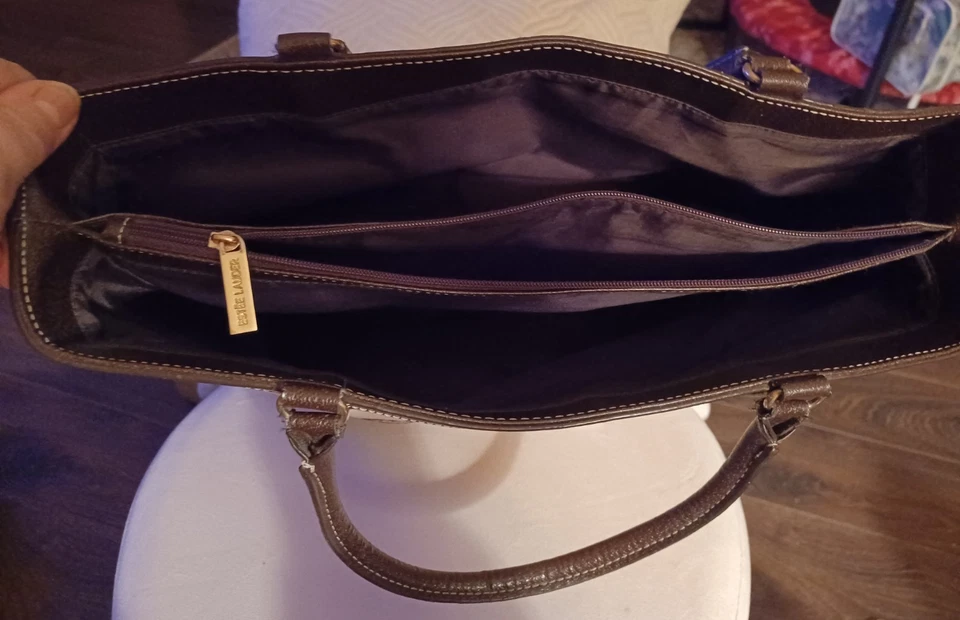 Bolso de mano Estee Lauder marrón de lona/cuero con bolsa de cosméticos Foto 3 de 3