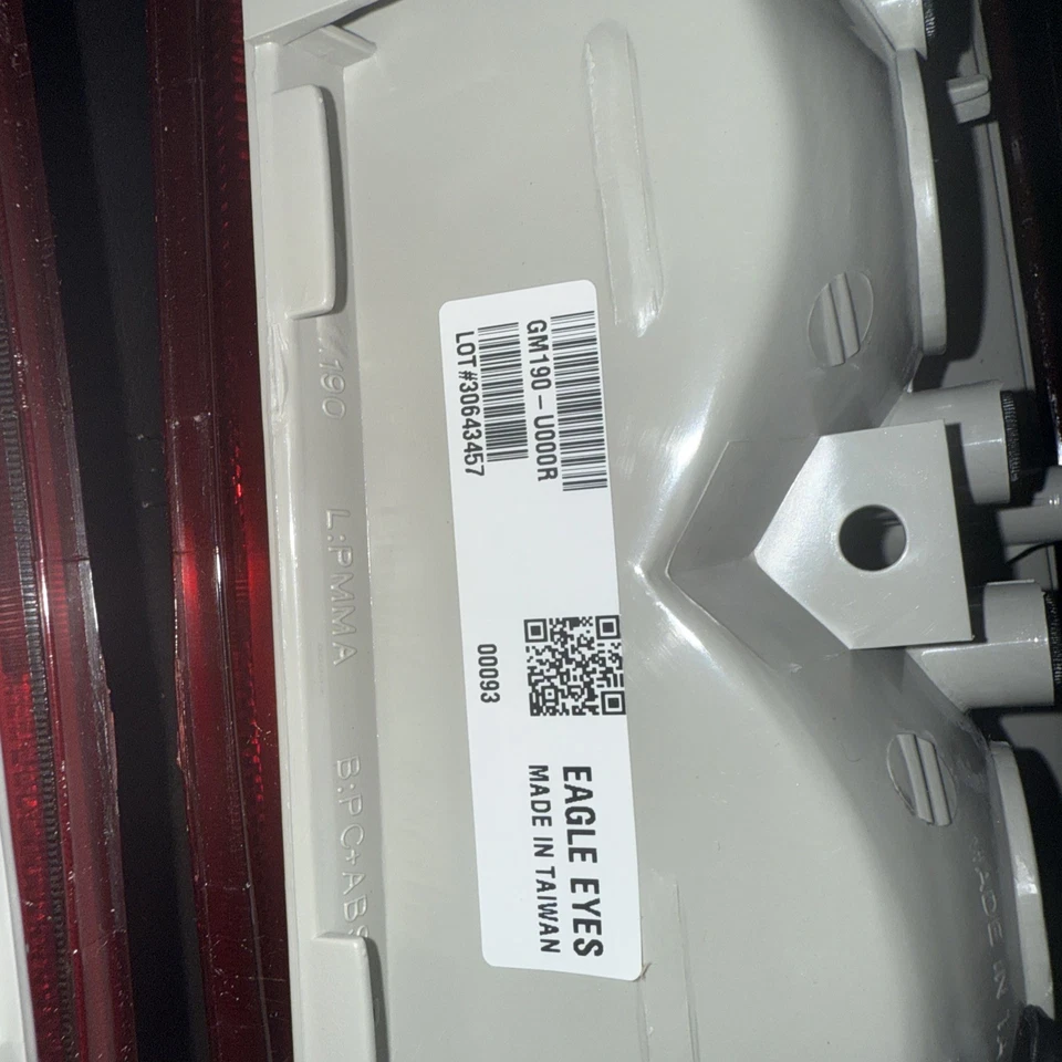 Tail Lights Pair Set for 95-05 Chevy Blazer/98-00 GMC Envoy/95-01 Jimmy - Image 3 of 4