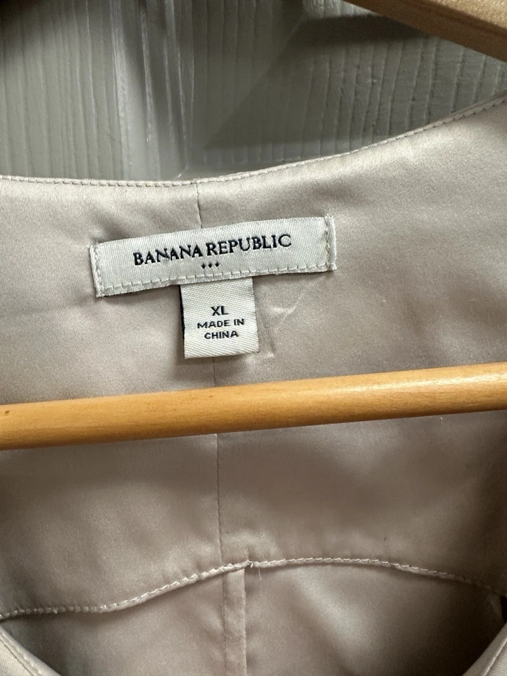 Women’s Banana Republic, Ruffle Front Blouse Size XL, Ivory Sleeveless - Image 3 of 4