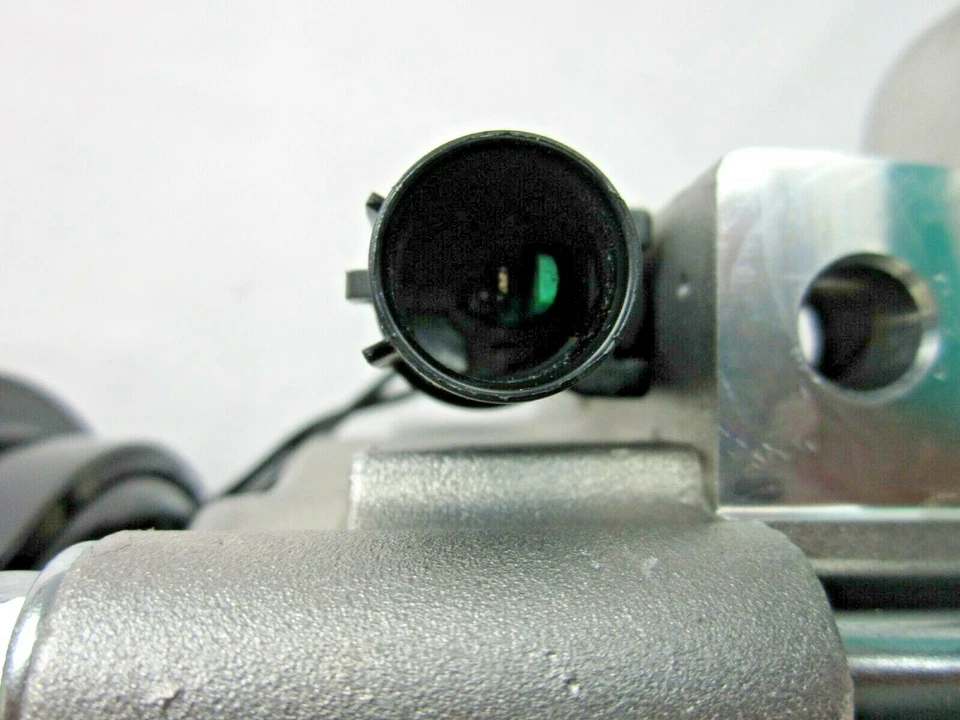 COMPRESOR DE AIRE ACONDICIONADO ORIGINAL CON EMBRAGUE PARA KIA SORENTO 2009 3,3 L 3,8 L OE# 97701-3E935 Foto 3 de 4