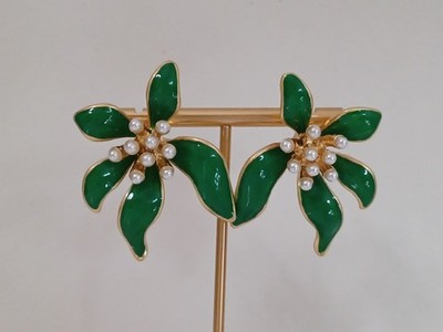 Oscar de la Renta - Ohrringe - Große emaillierte Blume in grün.
