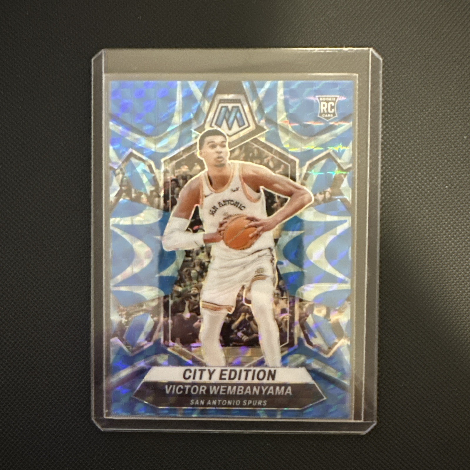 2023-24 Panini Mosaic - Victor Wembanyama #282 Reactive Blue Mosaic Prizm (RC)