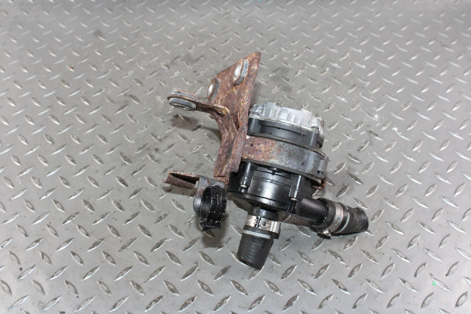 14-21 Ghibli Motor Engine Aux Auxiliary Coolant Water Pump W/ Bracket OE WTY WTY
