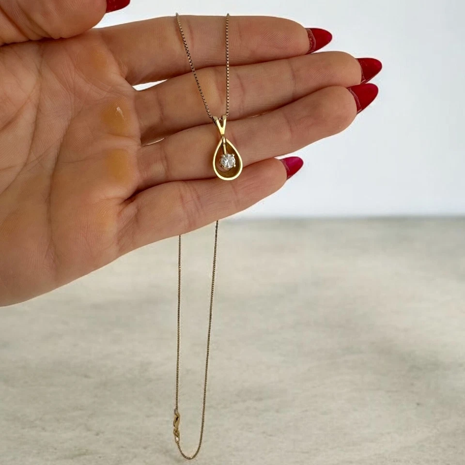 Colgante vintage de diamantes en forma de lágrima de oro amarillo de 14 quilates de 0,25 quilates Foto 2 de 4