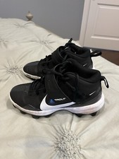 Boy Football clets  athletic shoes size 4.5 Y Nike sighs of wear see pics