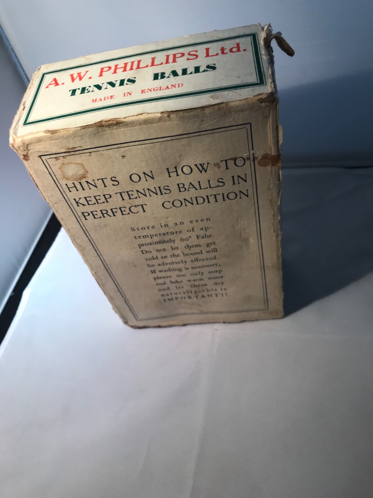 VINTAGE TENNIS BALL BOX AND SIX BALLS. PHILLIPS NUNEATON. 1920/1930s