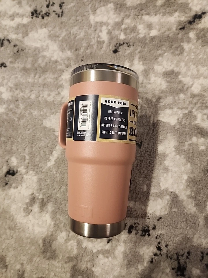 Caneca de viagem Yeti Rambler 20 oz isolada aço inoxidável com tampa forte arenito rosa - Imagem 2 de 4