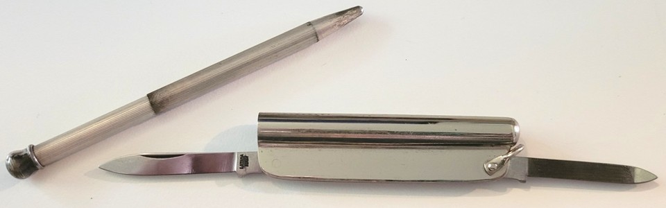 A mechanical pencil AND a pocket knife fused into one Art Deco Italian object — completely bonkers in the best possible way.