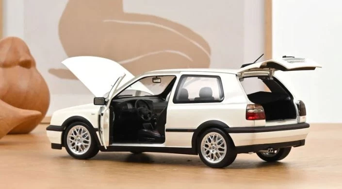 NOREV - Voiture de 1996 couleur blanche - VW Golf GTI - 1/18 - NOREV188508 - Photo 3/4