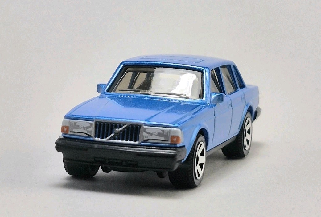 1986 VOLVO 240 4dr SEDAN Diorama Collectible DieCast Model Car 1