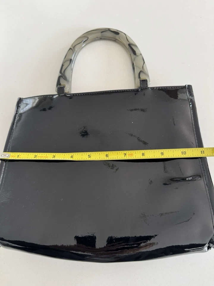 Cartera Neiman Marcus vintage años 90 charol negro con asas acrílicas Foto 4 de 4