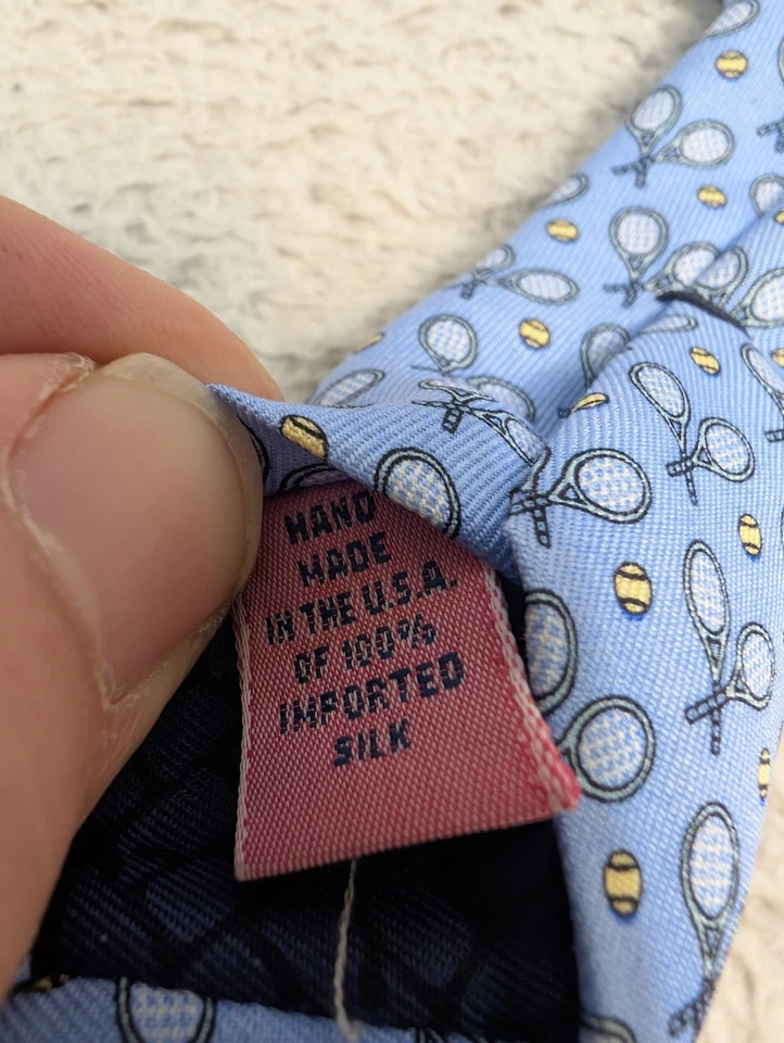 Corbata de tenis y pelotas Vineyard Vines para hombre 3x60 azul estampado 100 % seda Foto 2 de 4