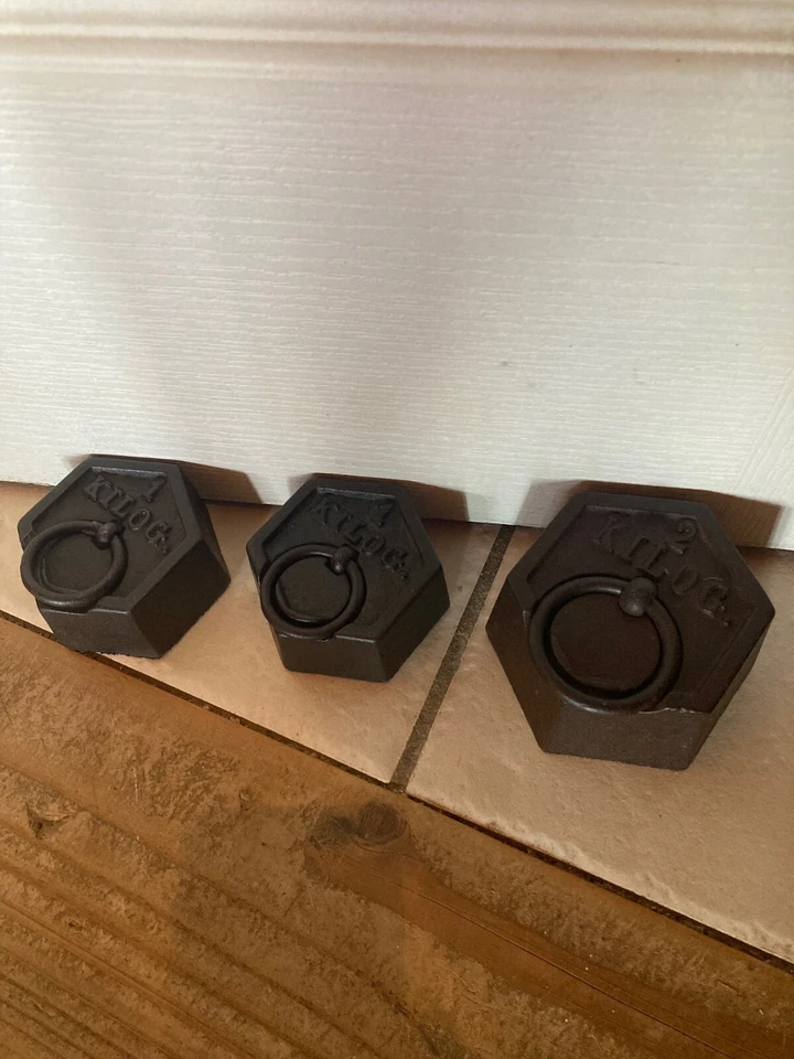 Lot de 3 cales porte, poids en fonte de balance ancienne, total de 4 kg. - Photo 3/4