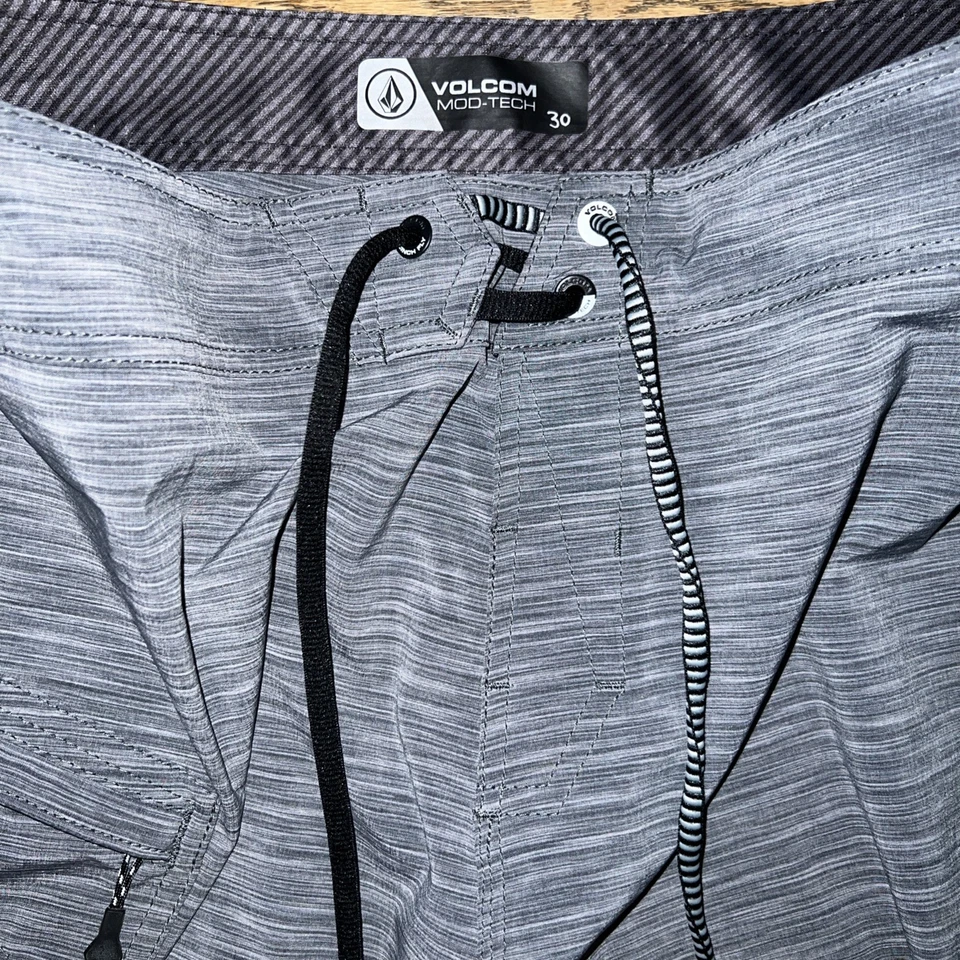“VOLCOM Board Shorts  Mod - Tech MEN’S  striped Sz 30 drawstring relaxed pockets - Image 2 of 4