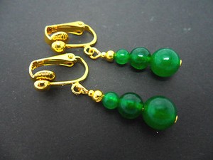 Authentic A PAIR OF PRETTY GREEN JADE GOLD PLATED DANGLY CLIP ON EARRINGS. .