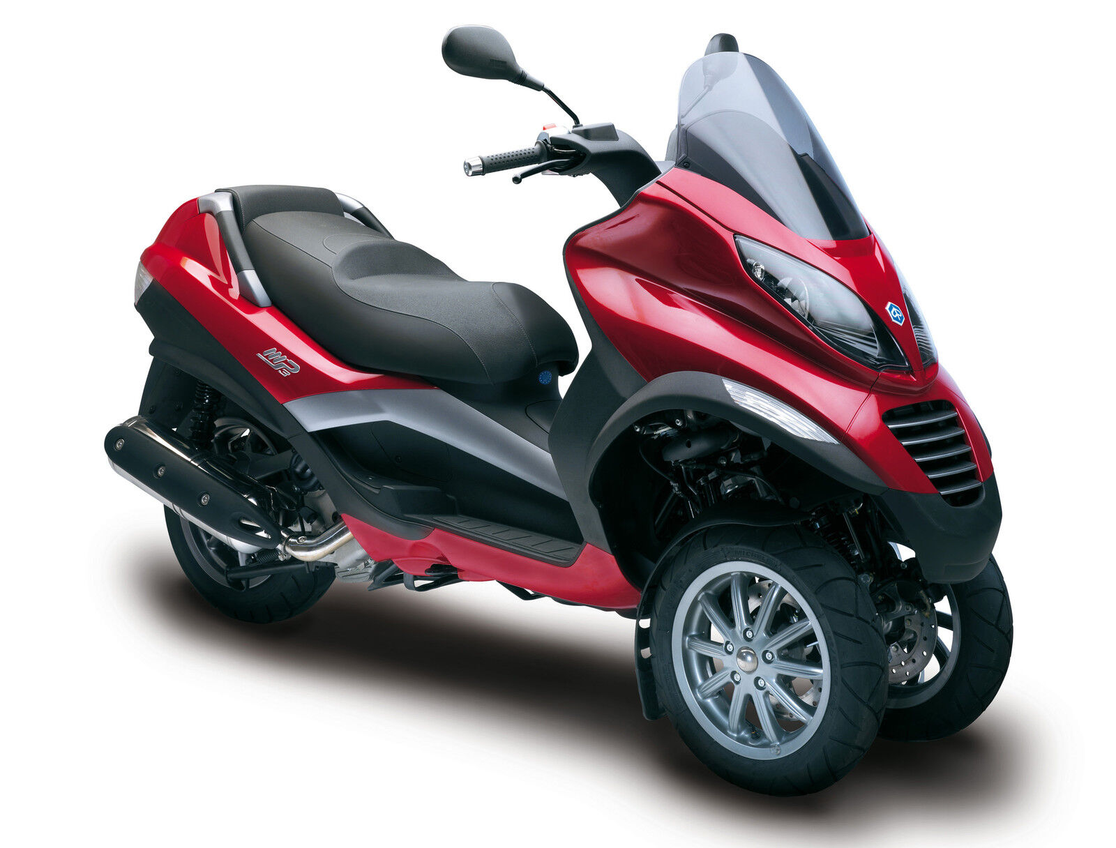 Новый скутер в беларуси. Piaggio mp3 400. Трицикл Piaggio. Трехколесный скутер 2010 Piaggio. Мопед пиаджио.