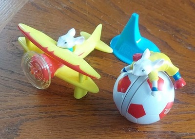 2002 STUART LITTLE 2 MOVIE WENDYS KIDS MEAL TOYS:  SOCCER BALL  &  5 '' AIRPLANE