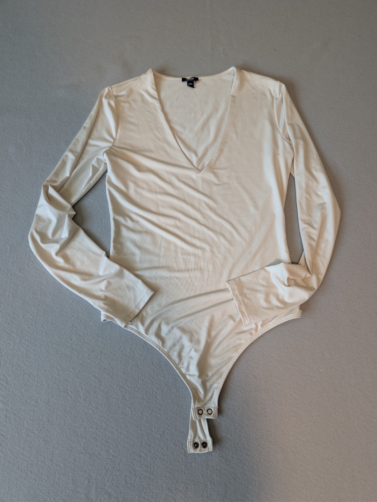 Express Body Contour Ivory Cream Long Sleeve V Neck Bodysuit Thong Back Neutral image 10
