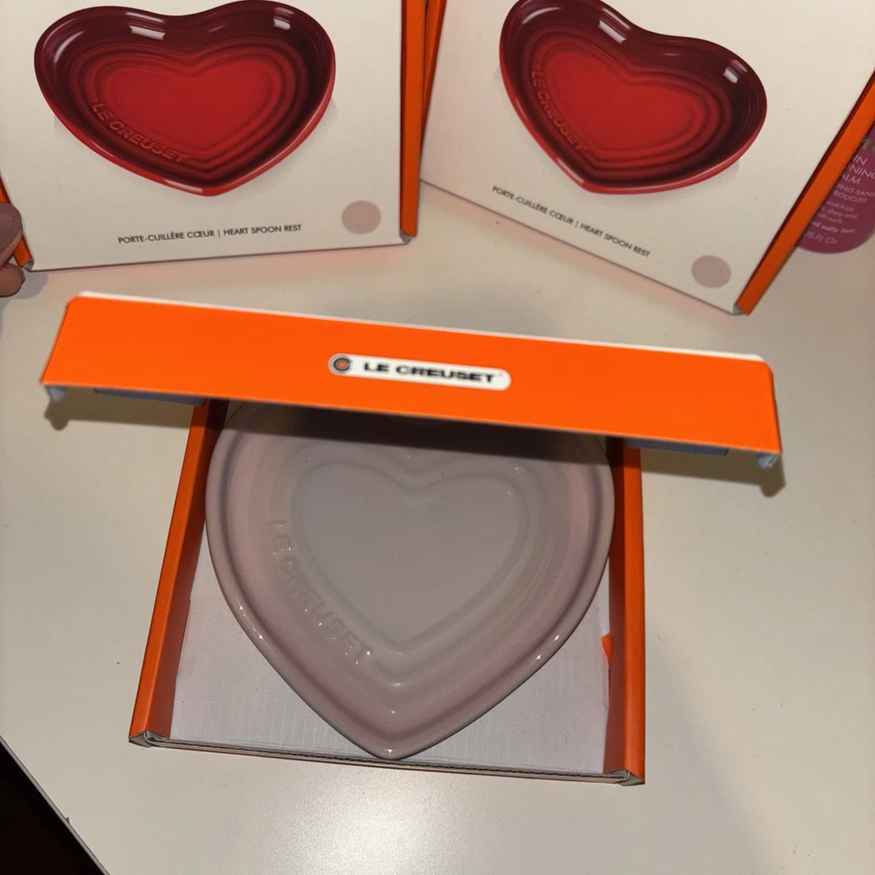 Poggiacucchiaio a forma di cuore Le Creuset - Rosa conchiglia (NUOVO con scatola) - Immagine 2 di 4