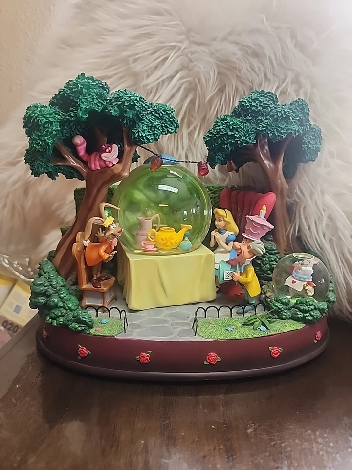 Raro Globo de Nieve Musical Disney Alicia en el País de las Maravillas Fiesta del Té con Árboles Marrones Foto 2 de 2