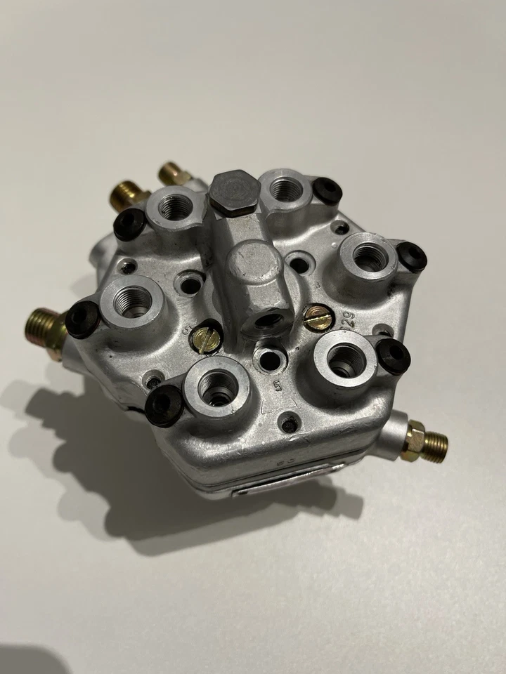 Mercedes W116 W123 W126 R107 W460 C107 280 M110 Fuel Distributor 0438100069 - Image 2 of 4