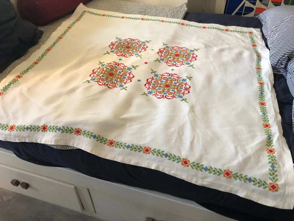 Nappe vintage française, brodée main point de croix - Photo 3/4