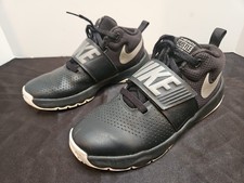 NIKE TEAM HUSTLE D8 BASKETBALL SHOES YOUTH Size 6Y