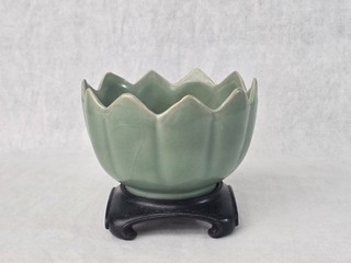 Chinese Celadon Porcelain Bowl With Wood Stand