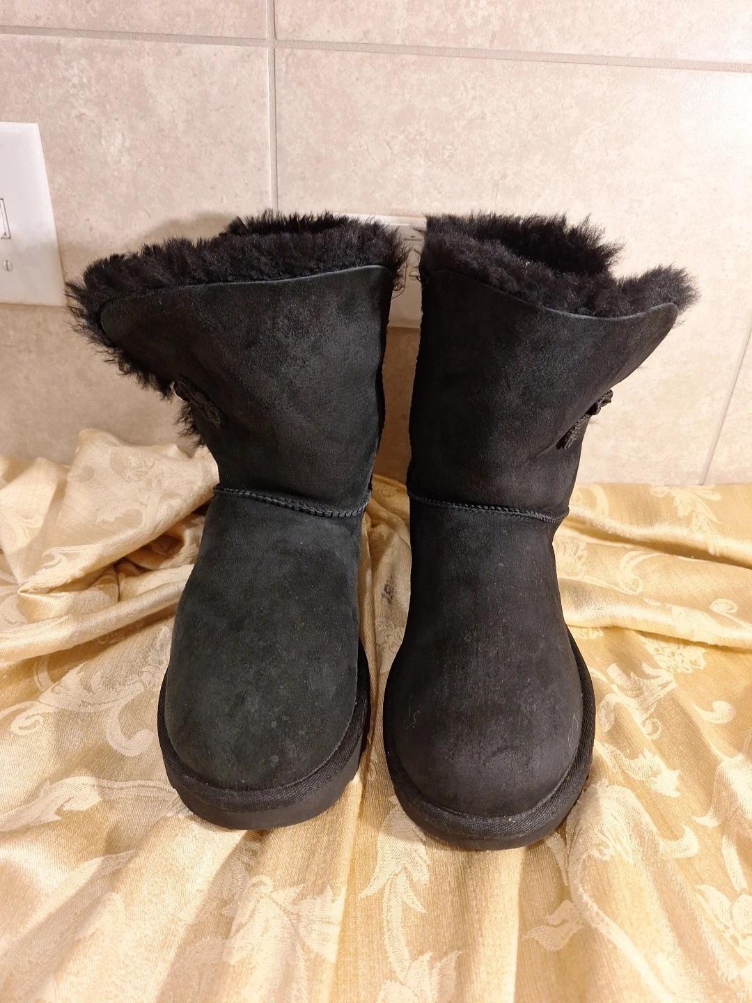Stivali UGG Mariko scamosciati shearling neri 1094333
