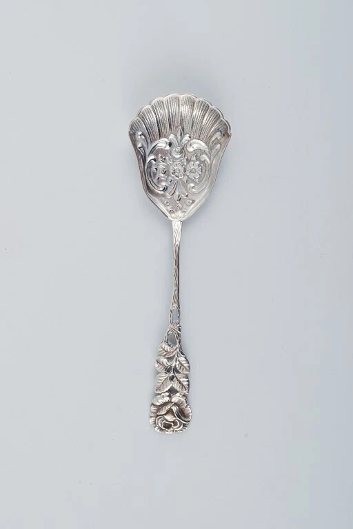 Una collezione di 6 pezzi di vari argento e argento placcato. - Immagine 3 di 4