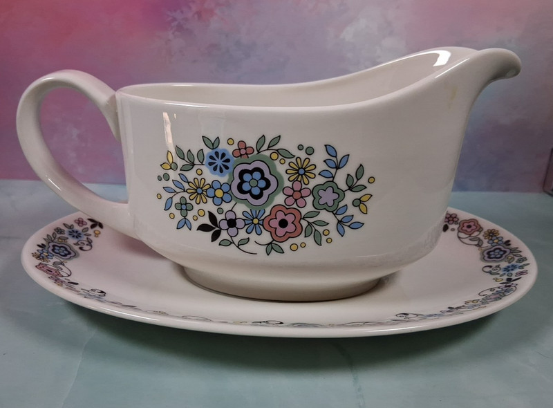 Vintage 1973 ROYAL DOULTON  Made in England SHERWOOD Gravy Boat & Underplate